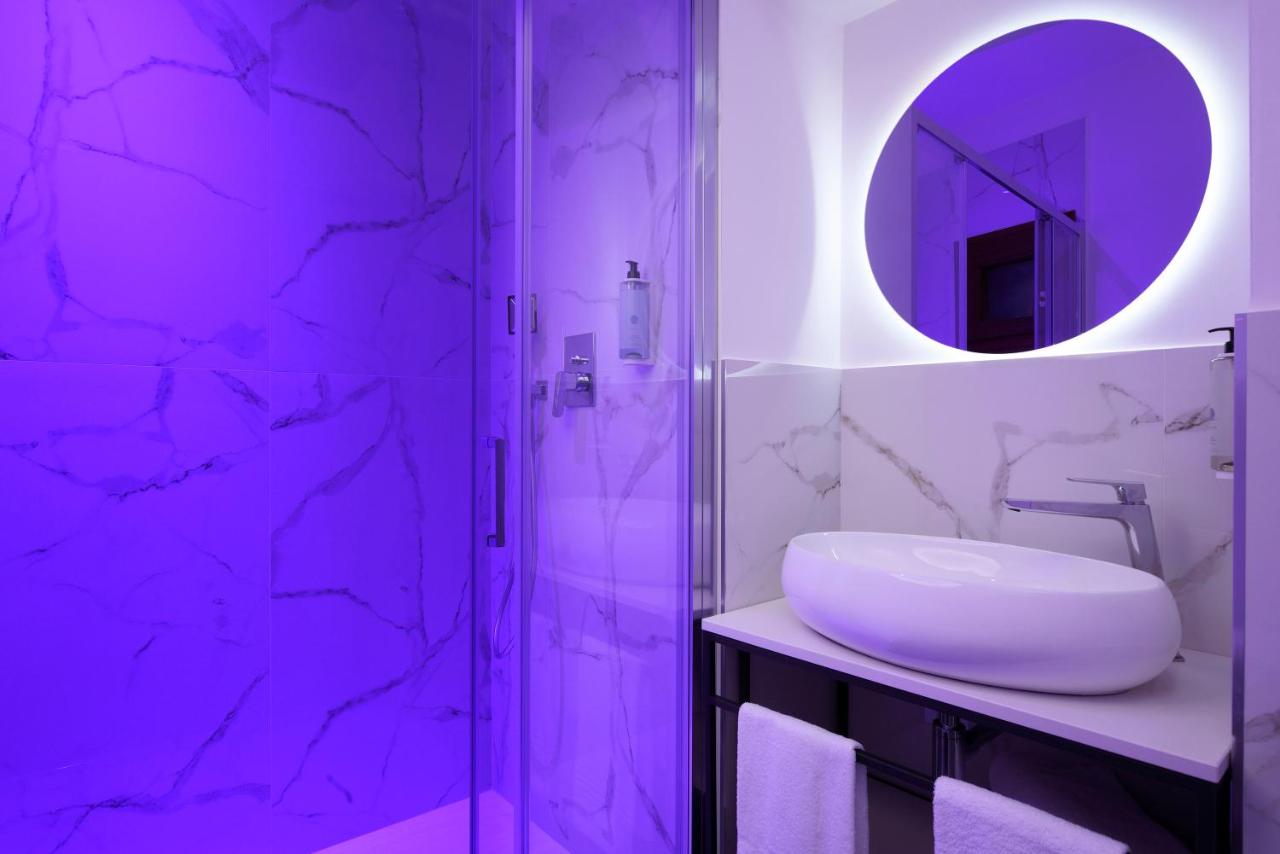 een badkamer met een wastafel en een spiegel bij Hotel Patria in Rome