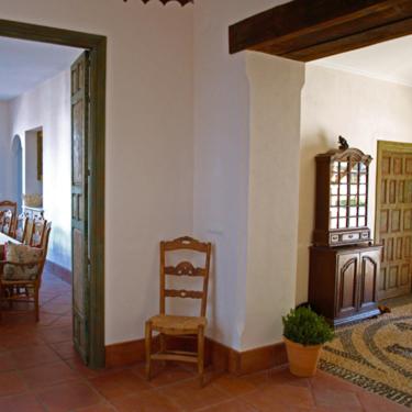 een woonkamer met een stoel en een tafel bij Lince Casa Rural in El Rocío