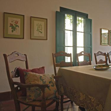 een eetkamer met een tafel en stoelen en een raam bij Lince Casa Rural in El Rocío