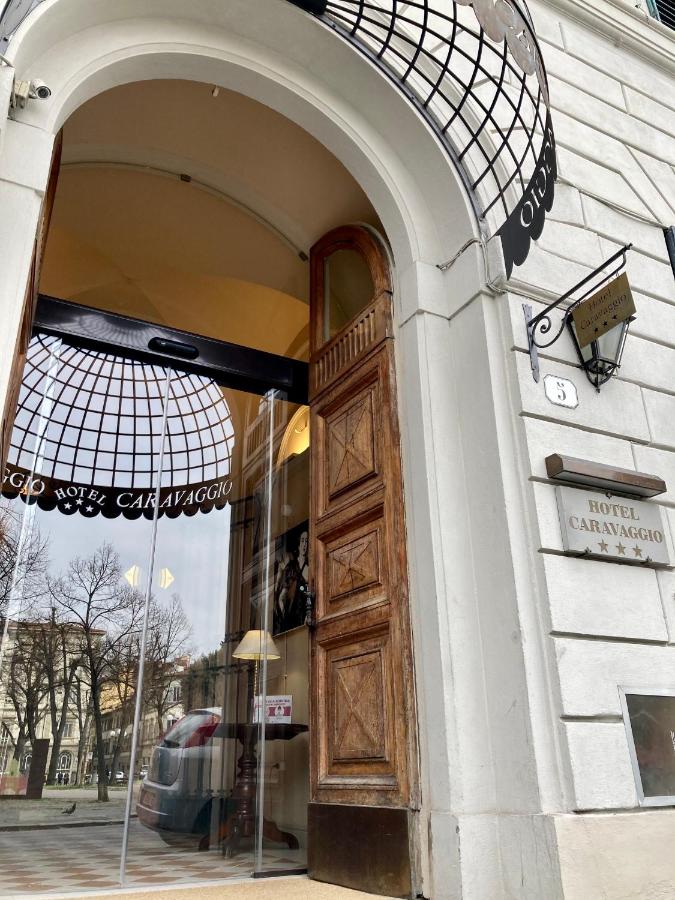 een winkelpui met een grote houten deur aan een gebouw bij Hotel Caravaggio in Florence