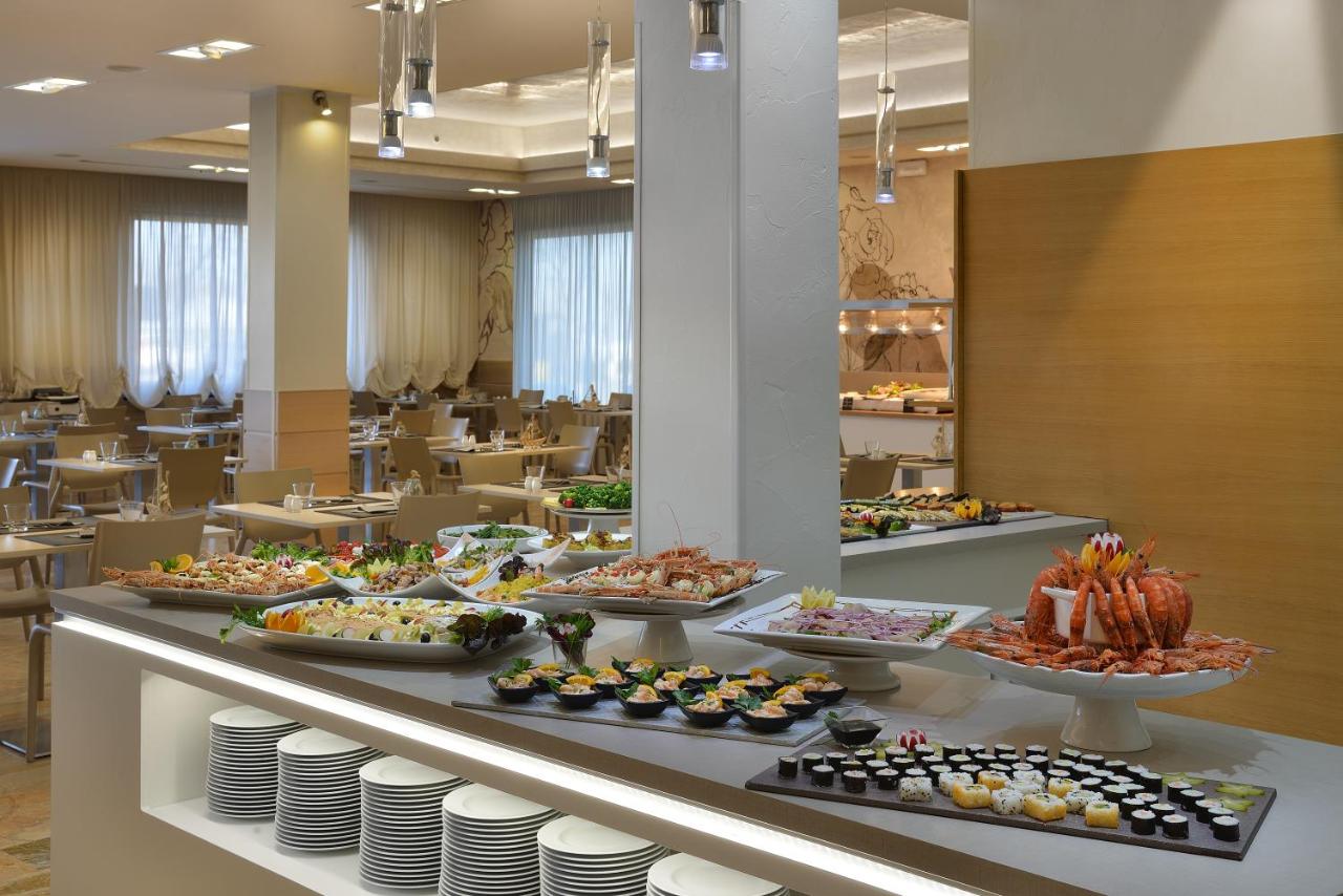 een buffetlijn met veel verschillende soorten eten bij Hotel Boemia in Riccione