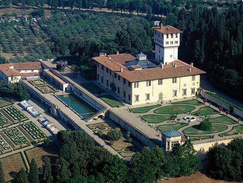 een luchtfoto van een groot gebouw met een golfbaan bij Hotel Corolle in Florence