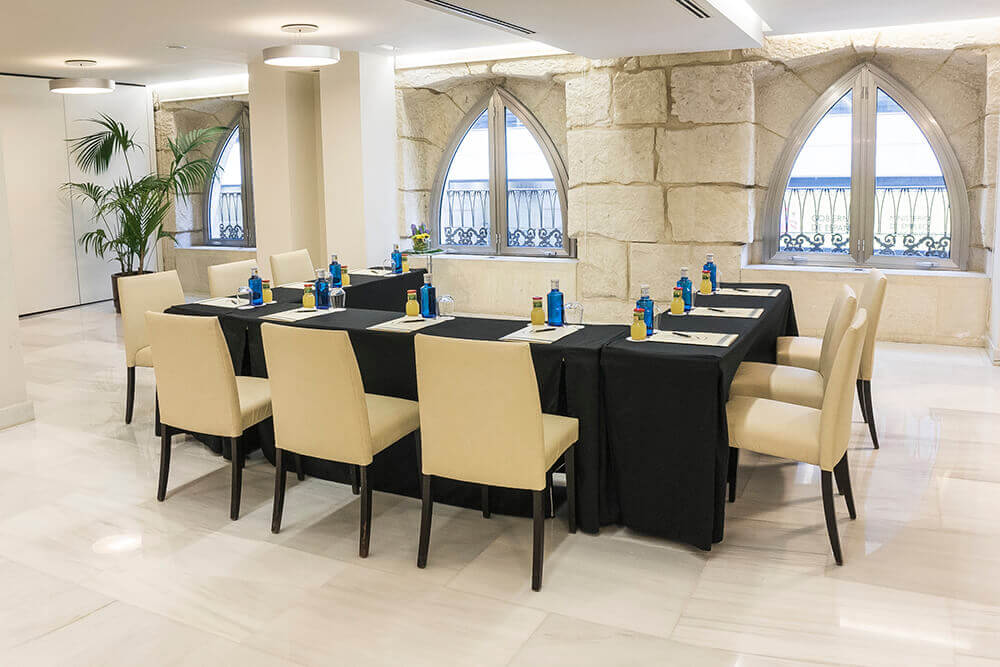 Restaurant met gedekte tafels — Hospes Amérigo