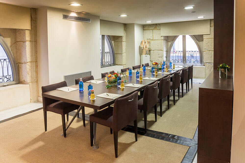 Restaurant met gedekte tafels — Hospes Amérigo