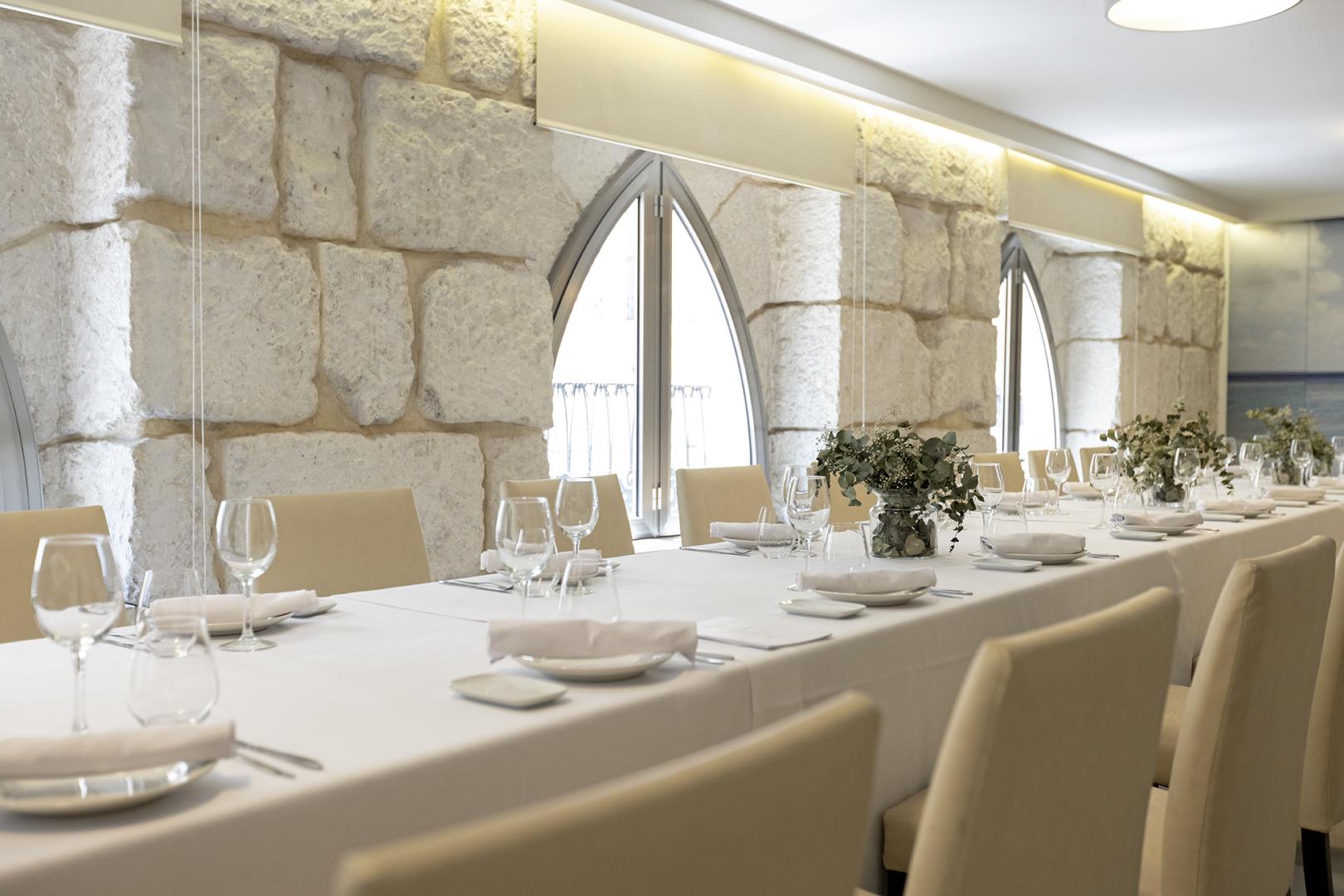 Restaurant met gedekte tafels — Hospes Amérigo
