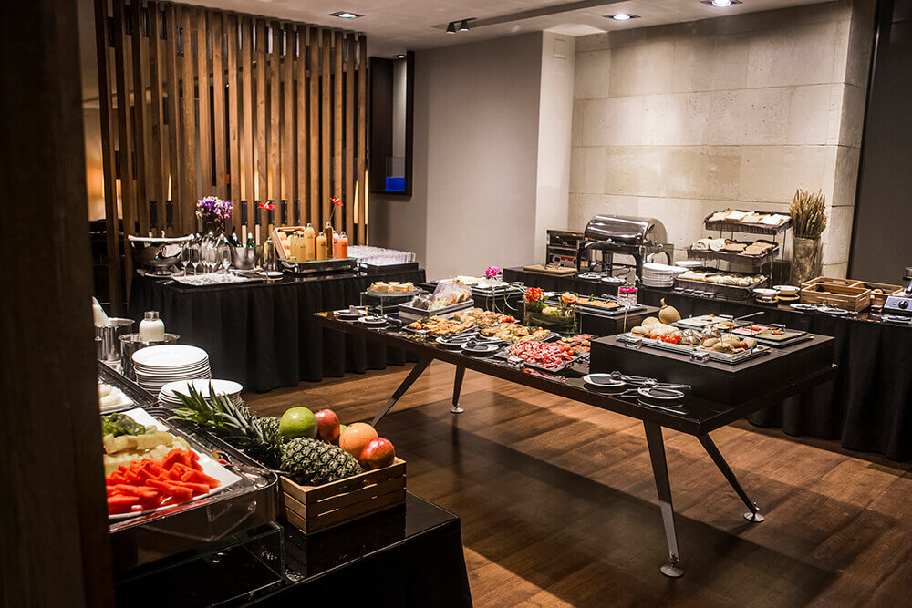 Buffet met diverse gerechten — Hospes Amérigo