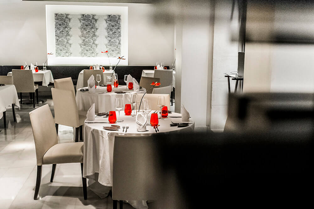 Restaurant met gedekte tafels — Hospes Amérigo