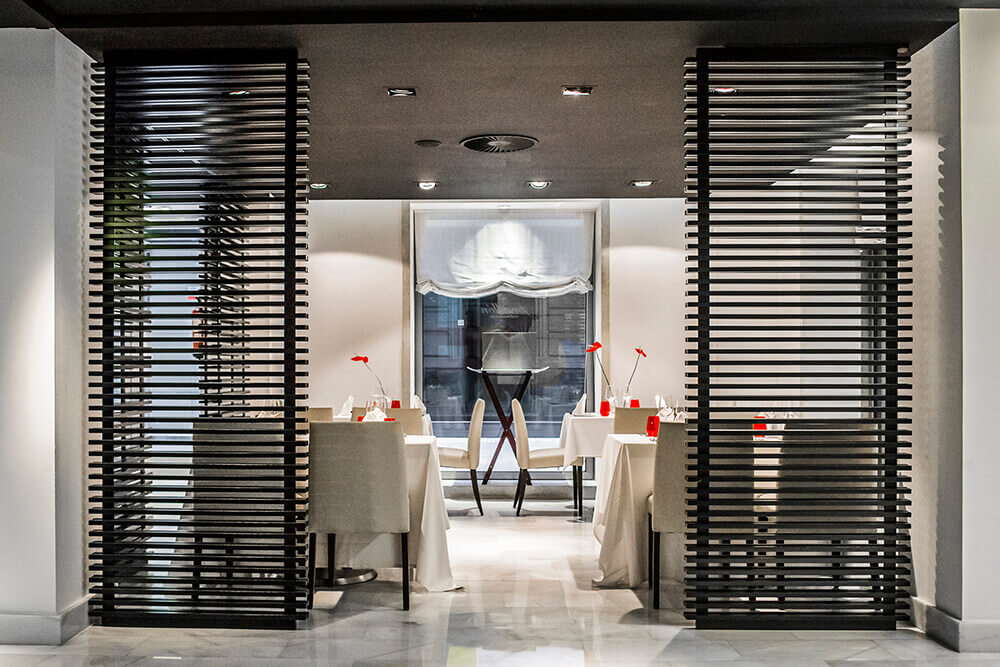 Restaurant met gedekte tafels — Hospes Amérigo