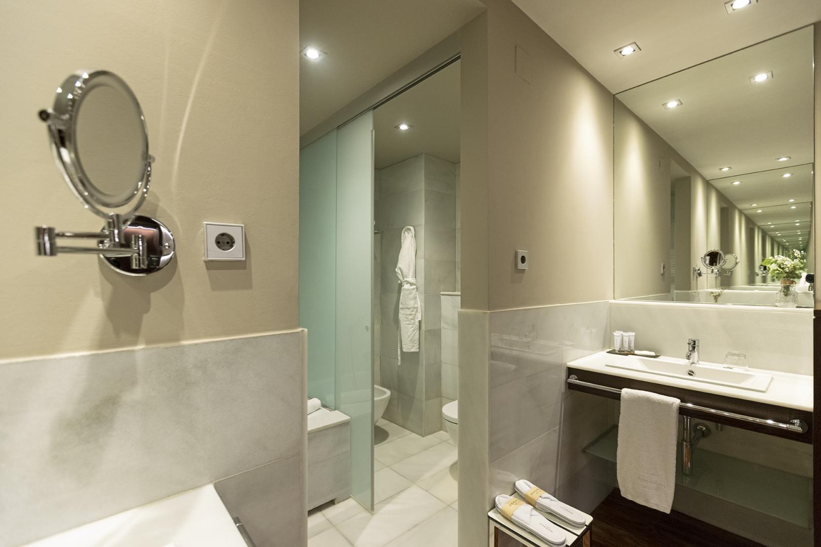 Badkamer met inloopdouche — Hospes Amérigo