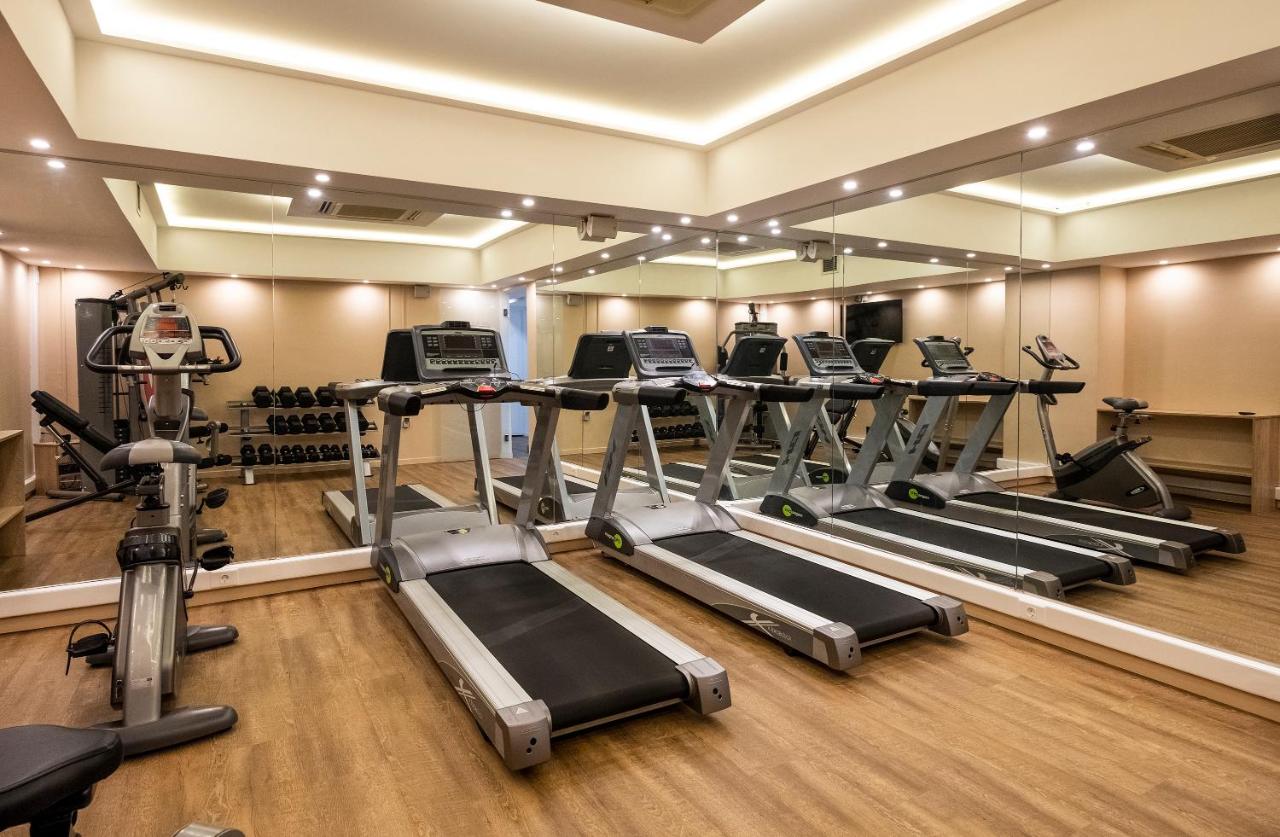 een sportschool met meerdere loopbanden en crosstrainers bij Athens Avenue Hotel in Athene +24 foto's