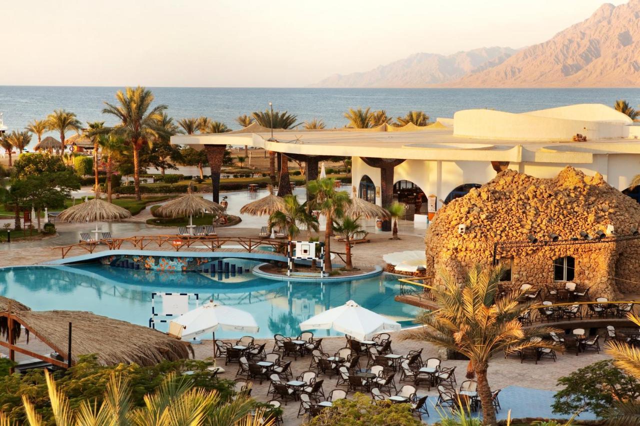 Een luchtfoto van een resort met een zwembad. bij TIME Coral Nuweiba Resort in Nuweiba