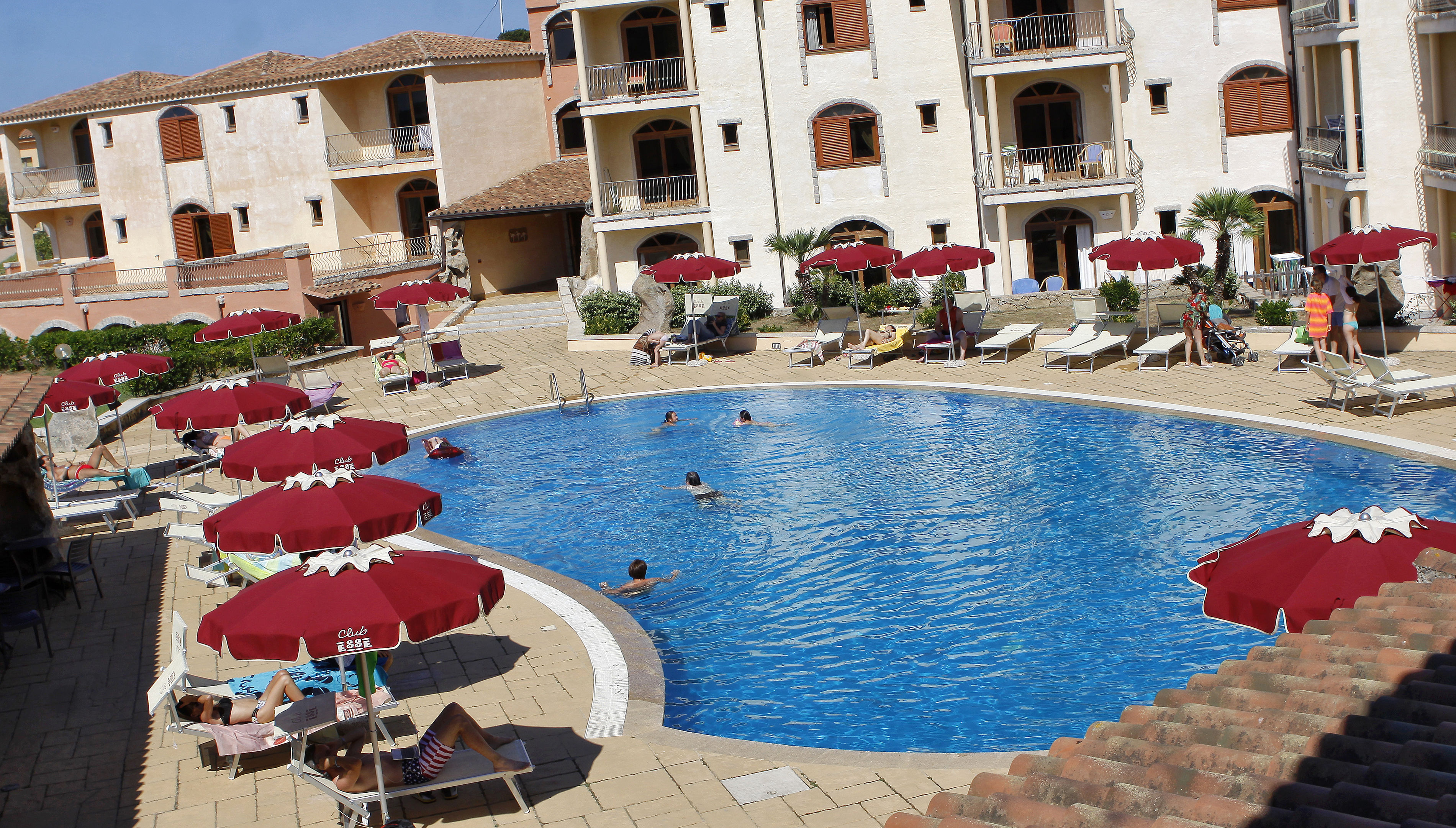 Buitenzwembad met ligbedden — Club Esse Posada