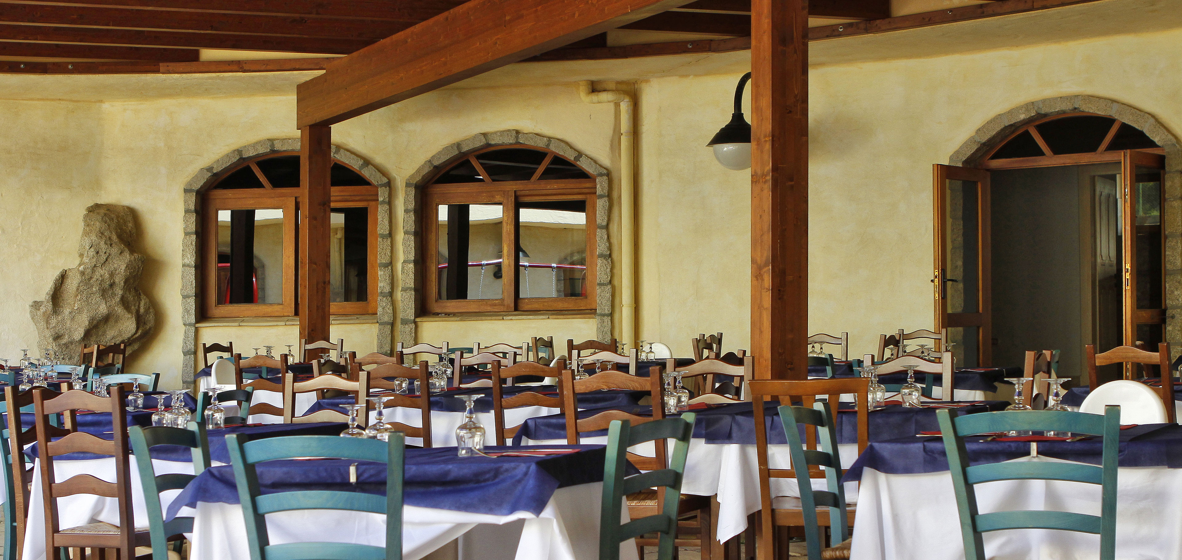 Restaurant met gedekte tafels — Club Esse Posada