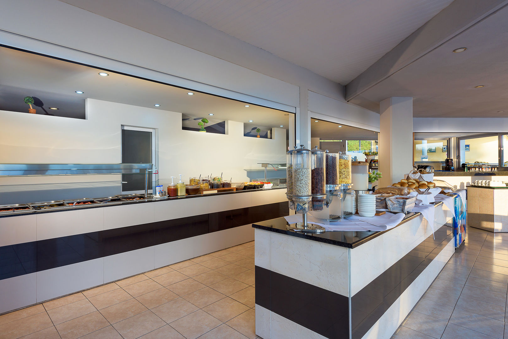 Memphis Beach Hotel image 2