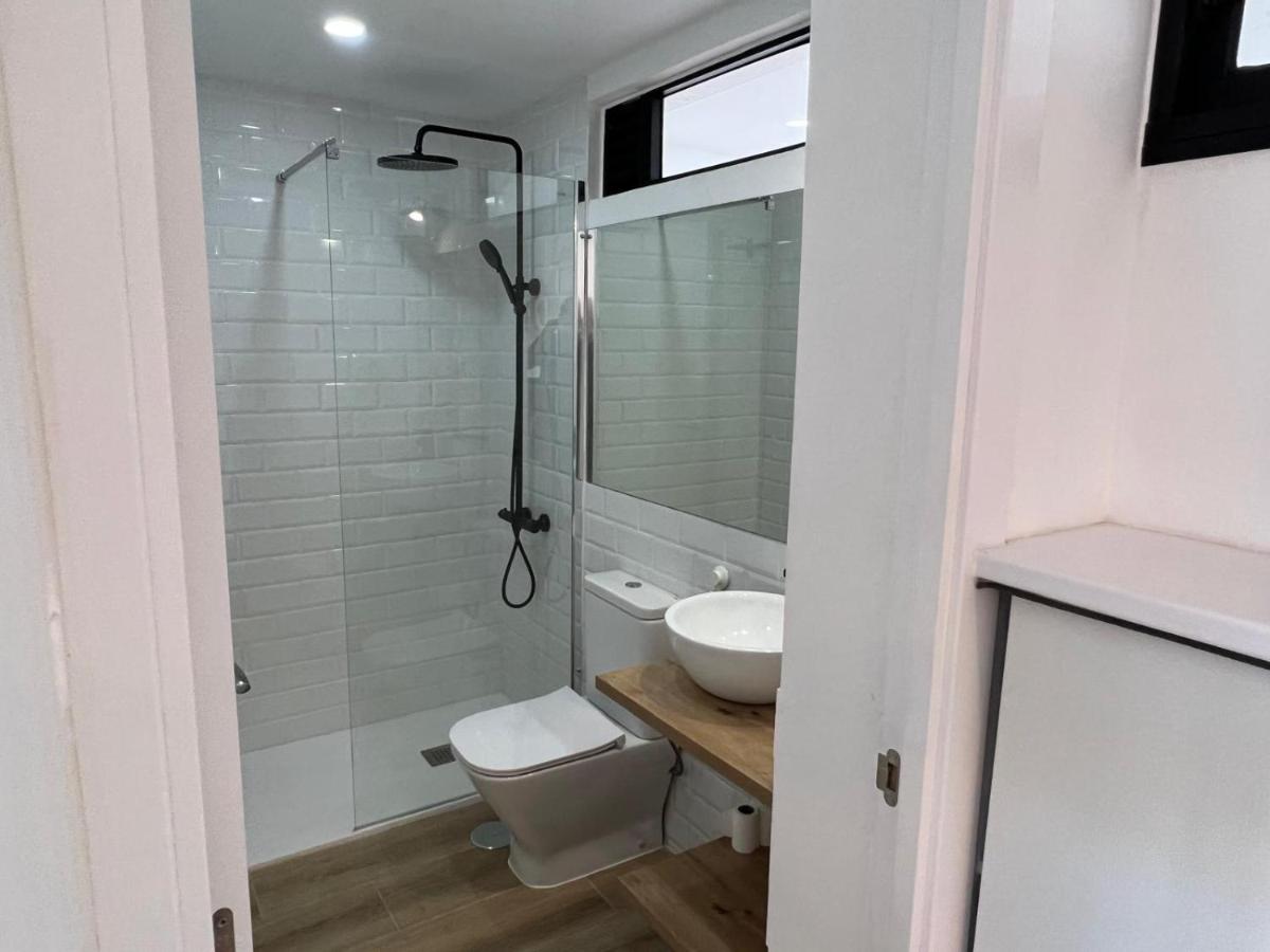 een badkamer met een toilet, een wastafel en een douche bij Dunasol 311 in Corralejo