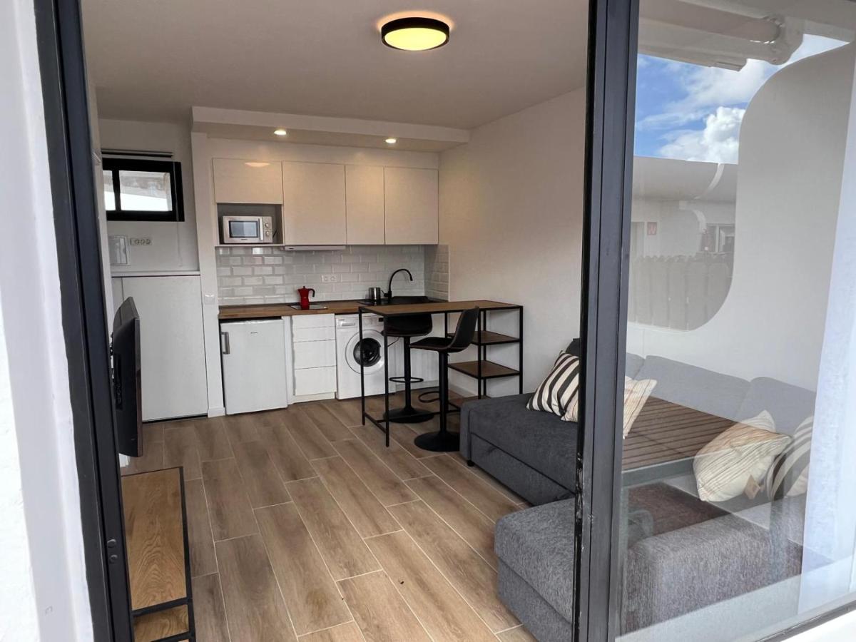 een kleine keuken met een tafel en een aanrecht bij Dunasol 311 in Corralejo