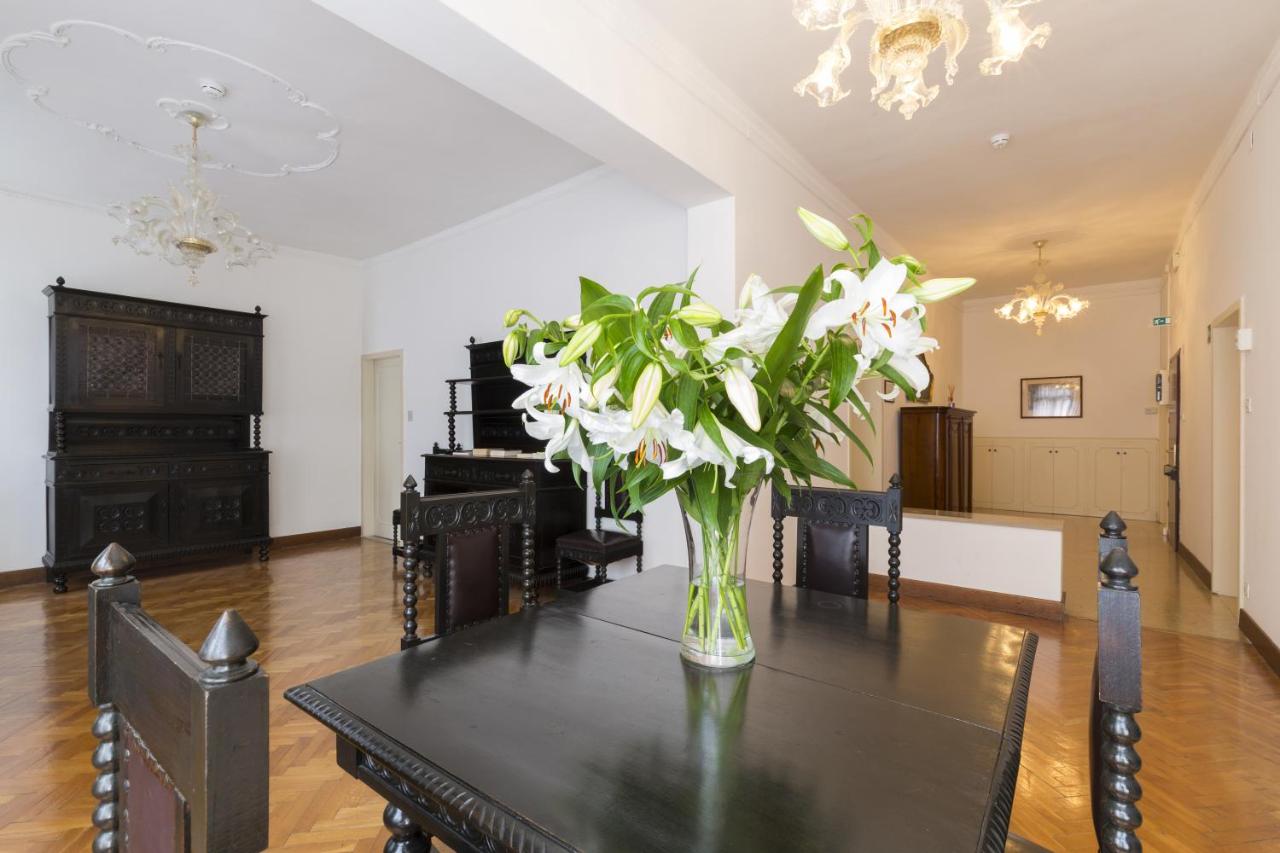 een eetkamer met een vaas bloemen op tafel bij Palazzo Guardi in Venetië