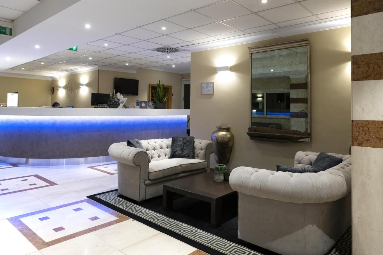 een lobby met twee banken en een bar bij BV Hotel Oly in Rome +29 foto's