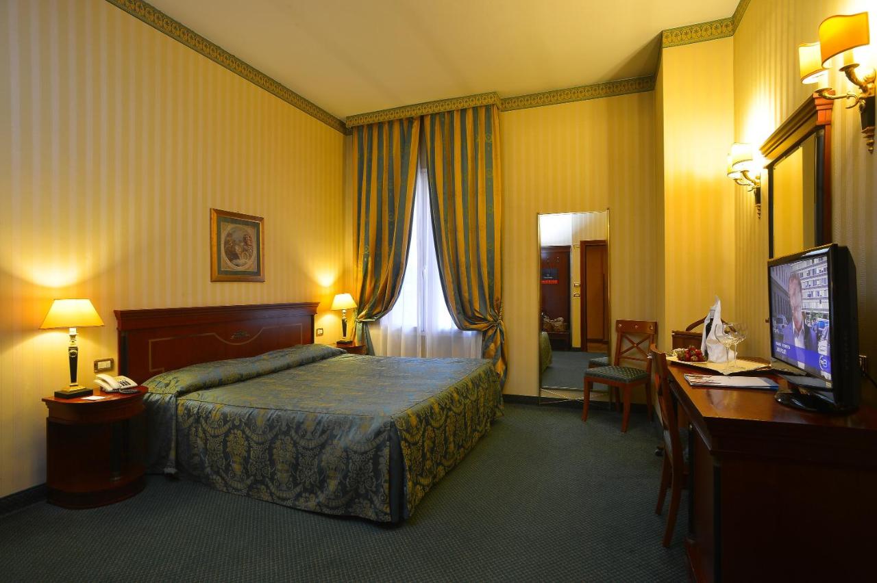 een hotelkamer met een bed en een televisie bij Zanhotel Europa in Bologna +45 foto's