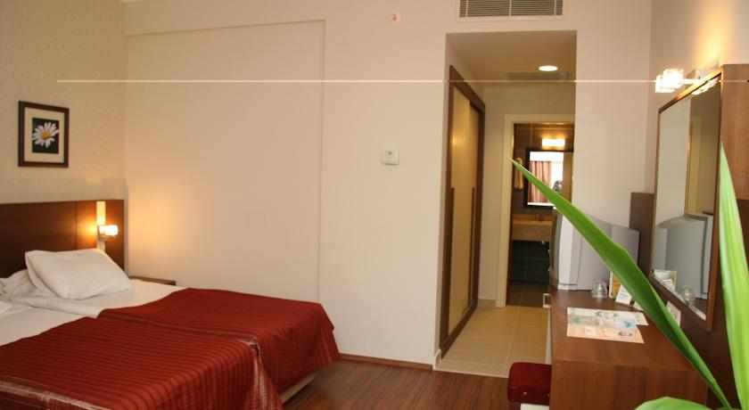 Queen's Park Le Jardin image 2