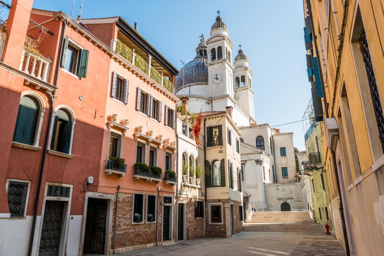 een steeg met een gebouw met een klokkentoren bij Ca Maria Adele in Venetië