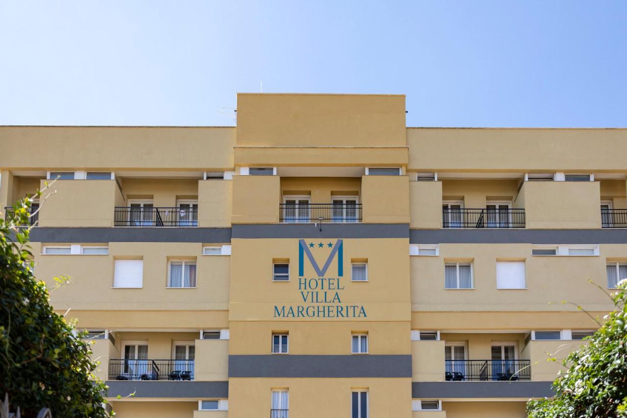 een gebouw met het hotel Villa Margherita bij Hotel Villa Margherita in Ladispoli
