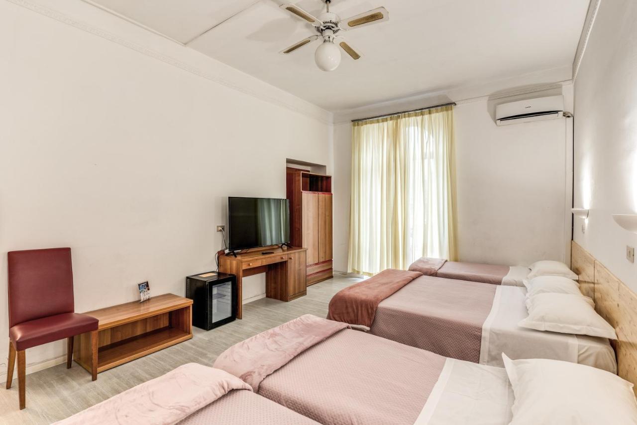 een hotelkamer met twee bedden en een flatscreen-tv bij Hotel Altavilla 9 in Rome