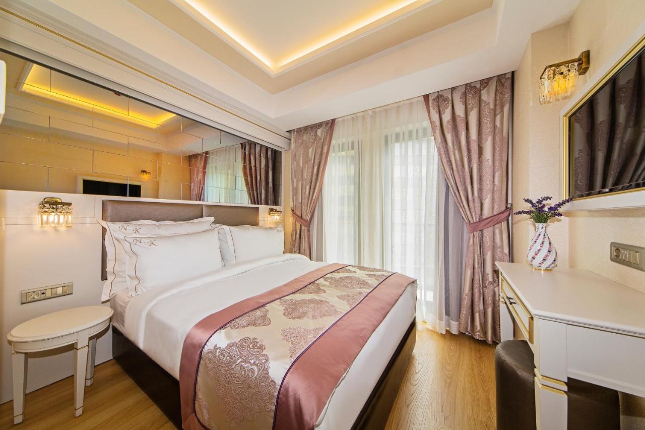 een hotelkamer met een bed en een bureau bij Grand Naki Hotel in Istanbul