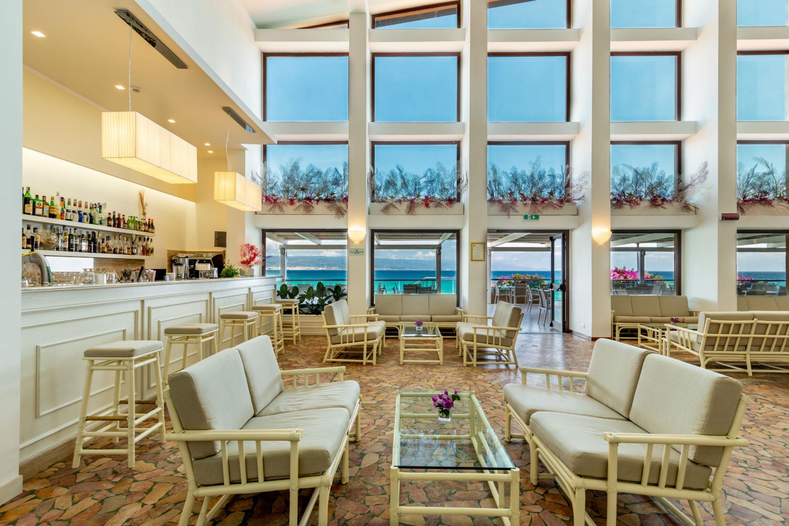 Restaurant met gedekte tafels — Hotel Dei Pini