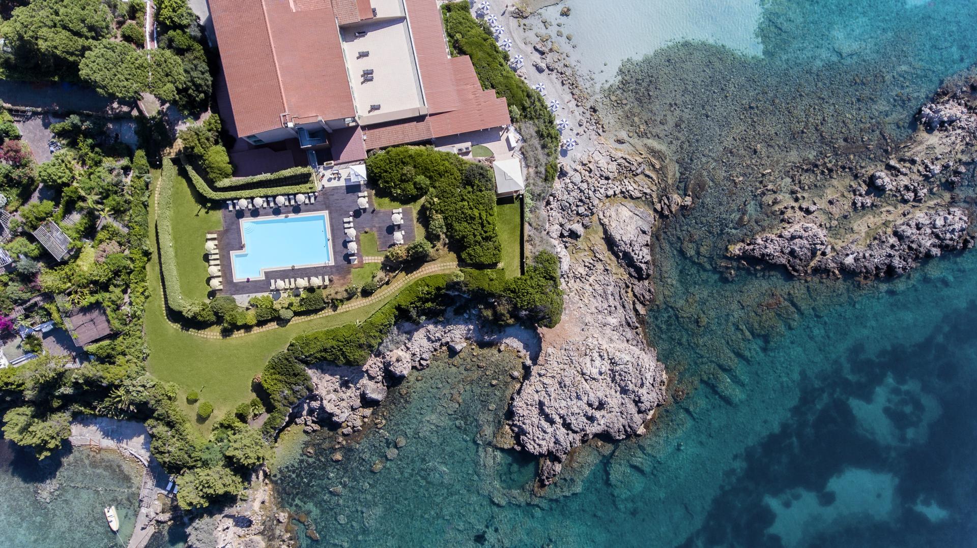 Tropische tuin met palmbomen — Hotel Dei Pini