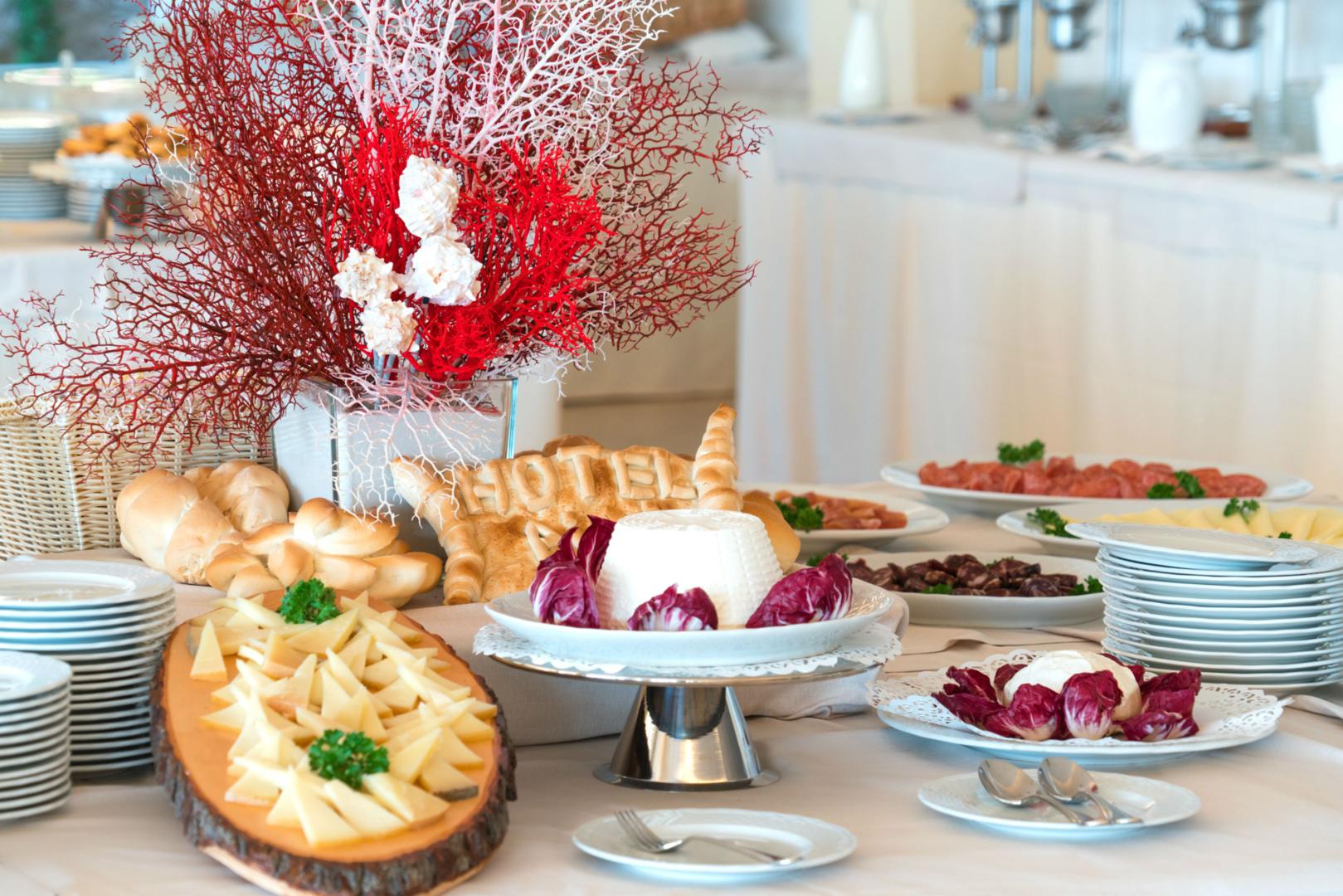 Buffet met diverse gerechten — Hotel Dei Pini