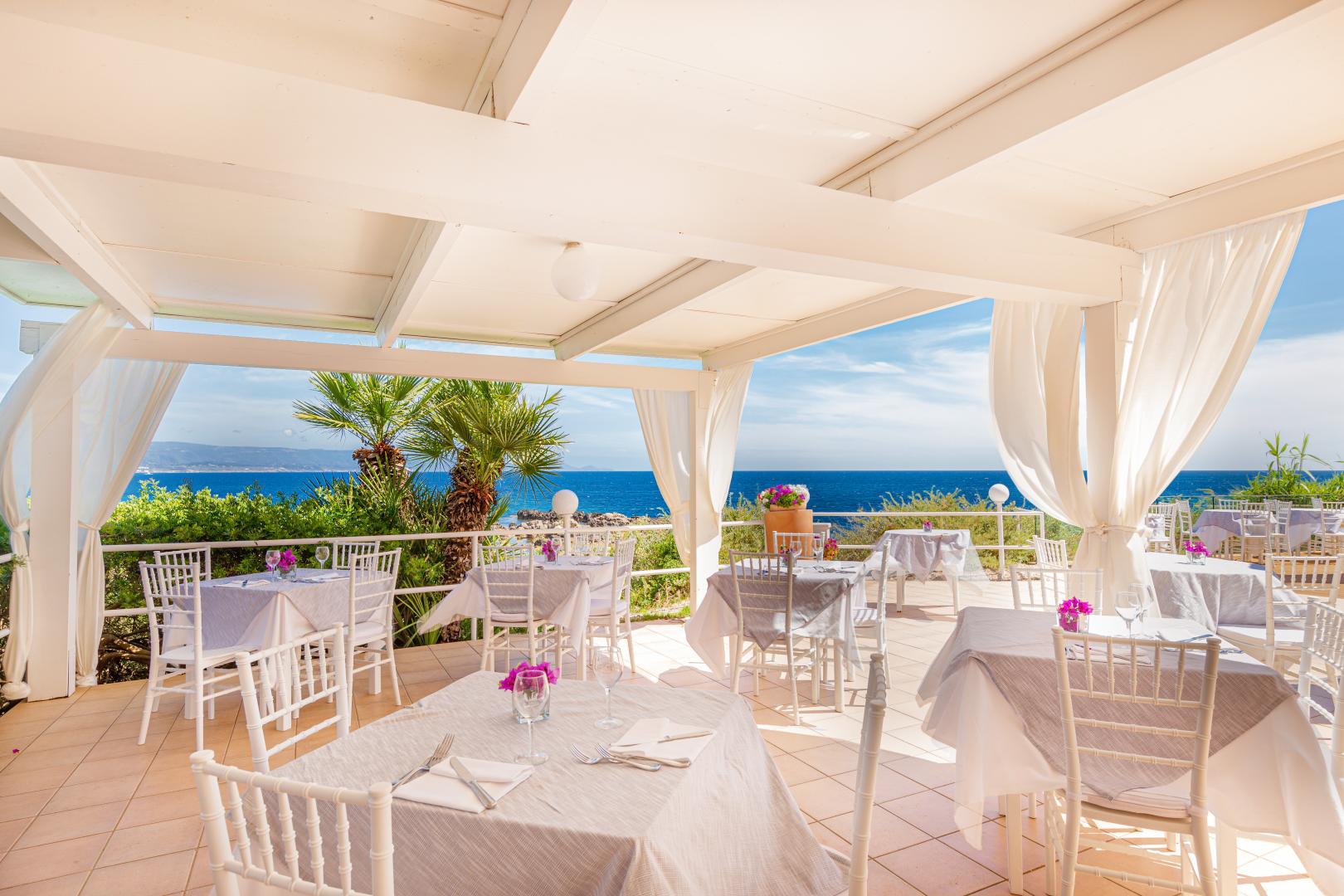 Restaurant met gedekte tafels — Hotel Dei Pini