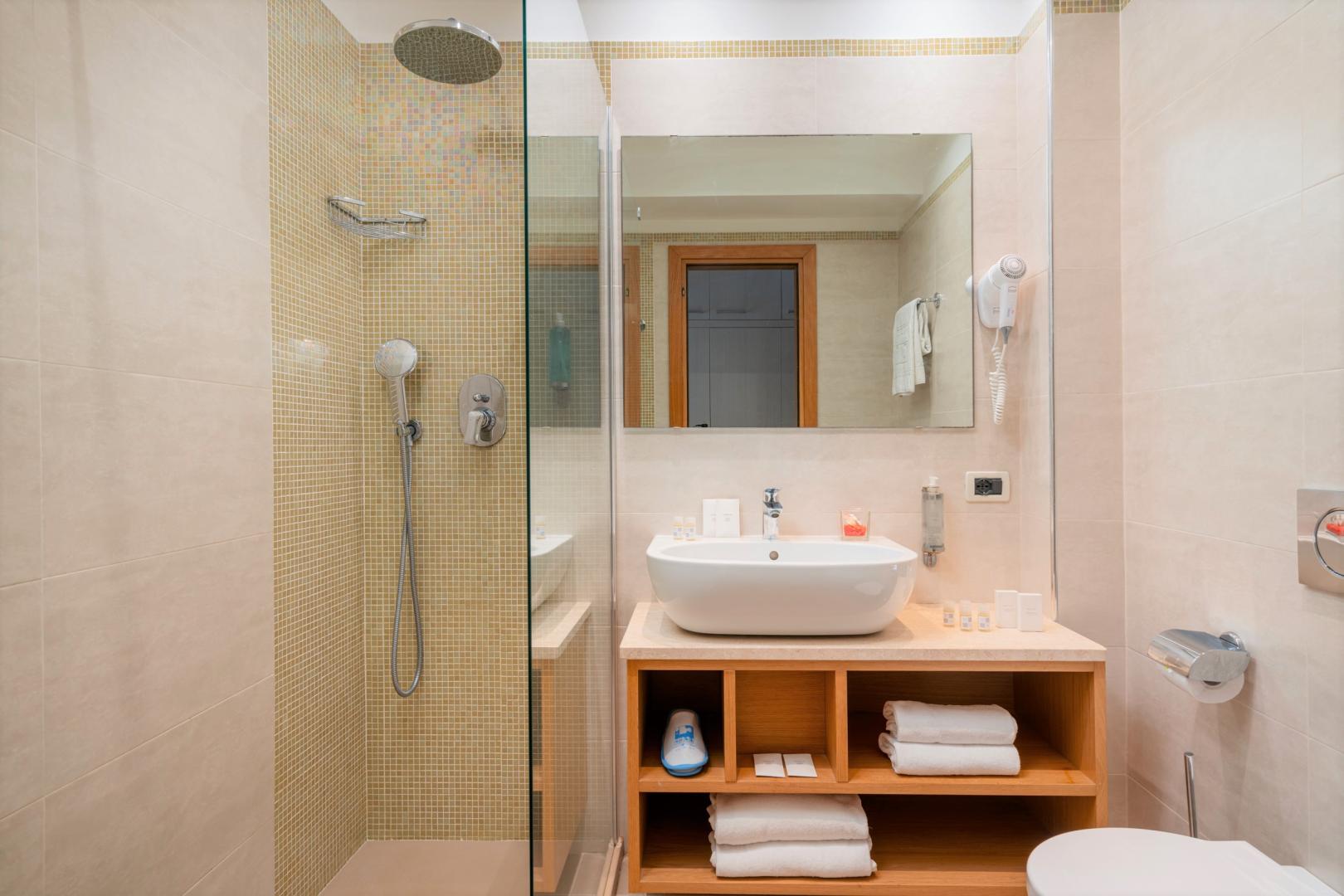 Badkamer met ligbad — Hotel Dei Pini