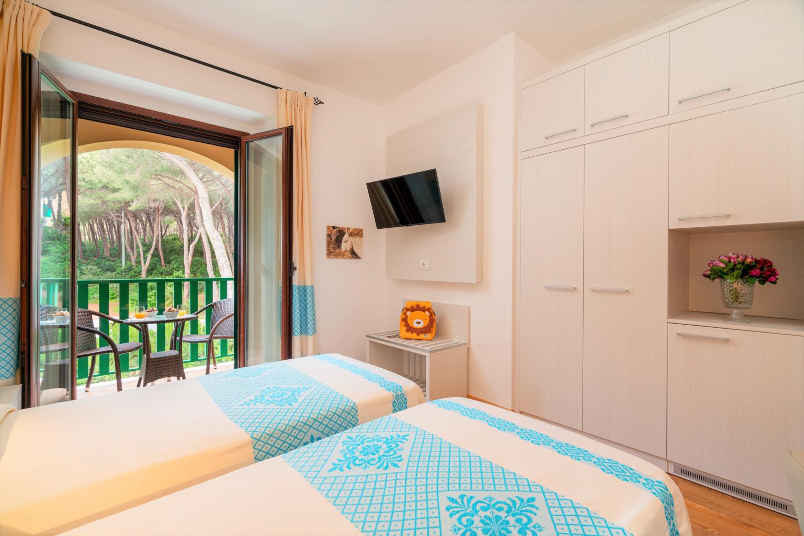 Kamer met twee aparte bedden — Hotel Dei Pini