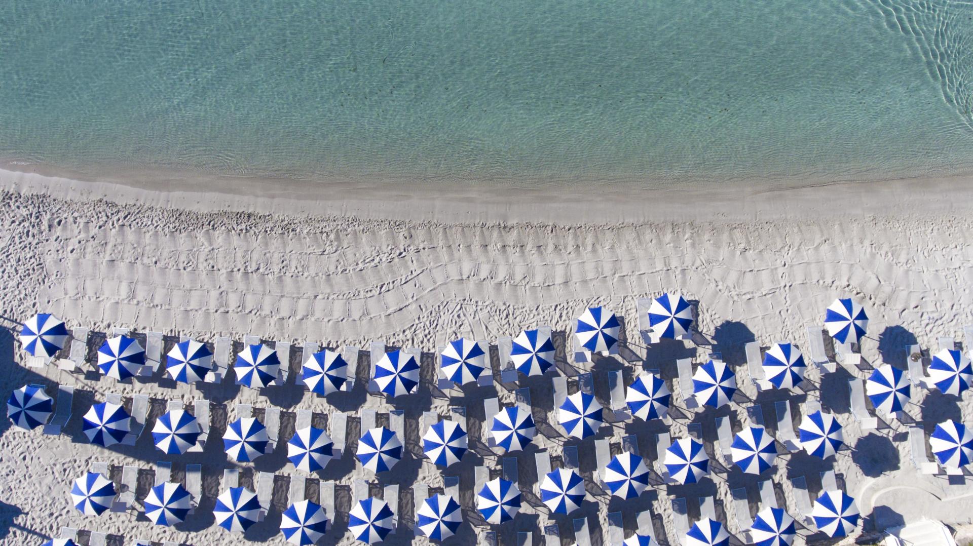 Privéstrand met parasols — Hotel Dei Pini