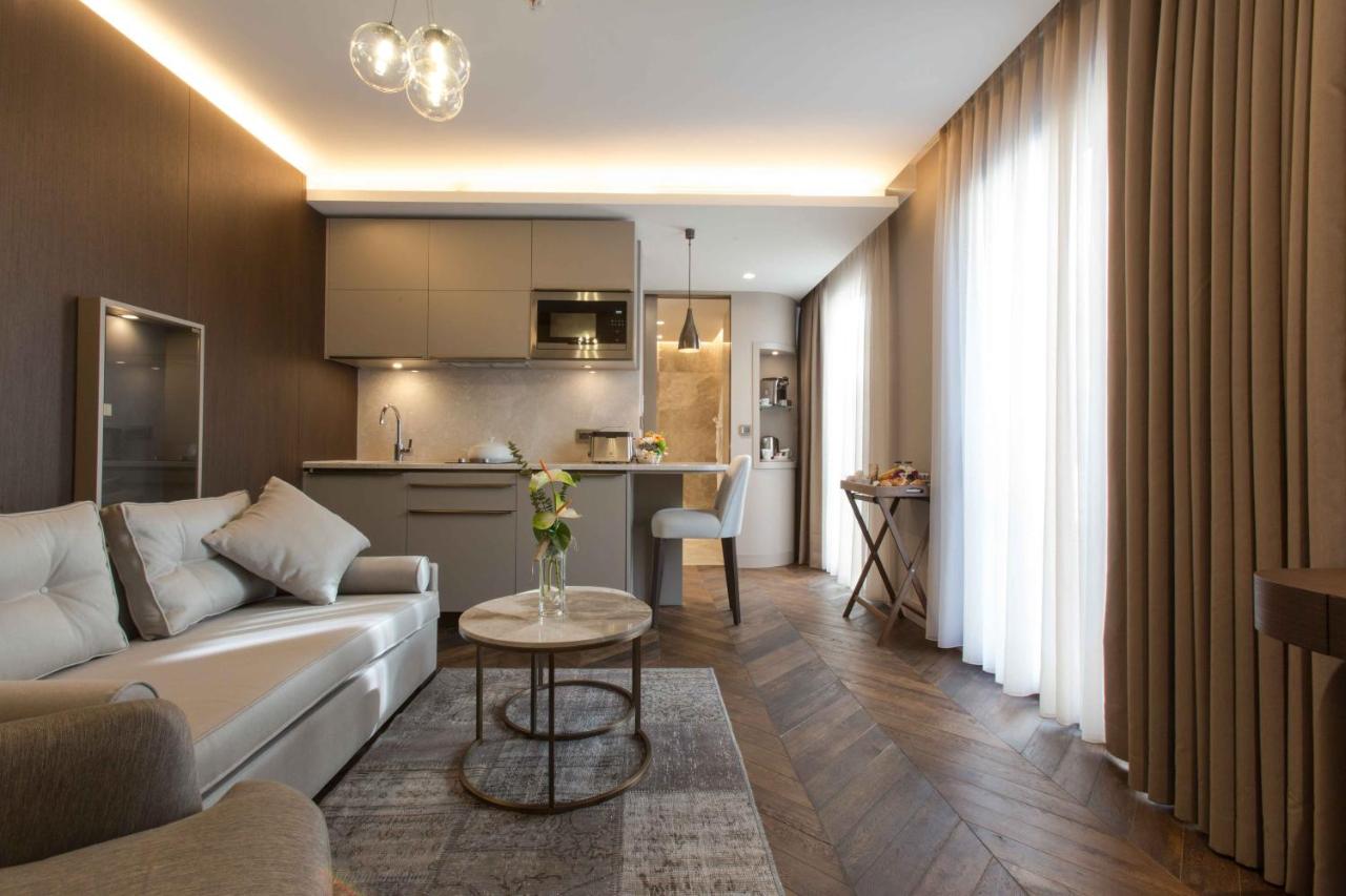 een woonkamer en keuken met een bank en een tafel bij Noble22 Suites-Special Category in Istanbul