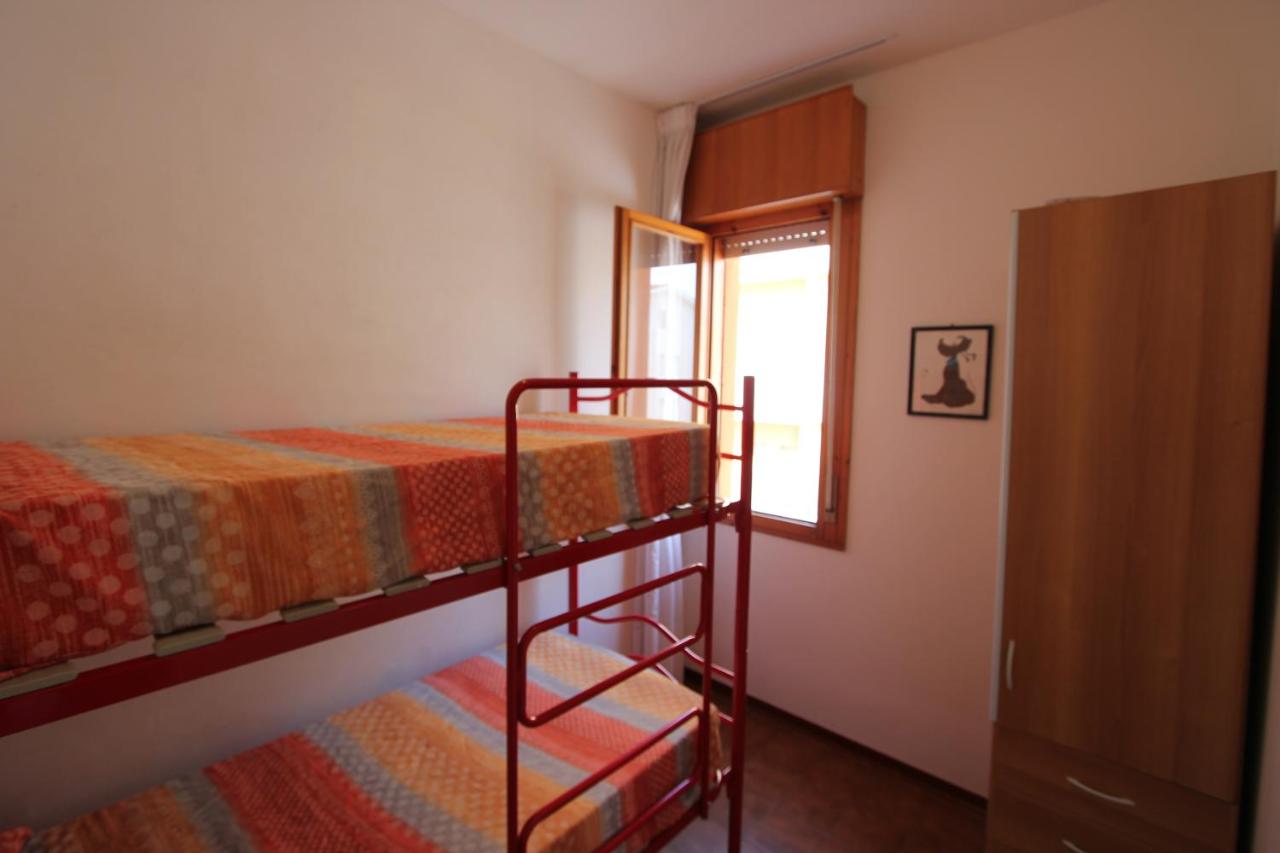 een slaapkamer met een stapelbed en een raam bij San Michele in Bibione