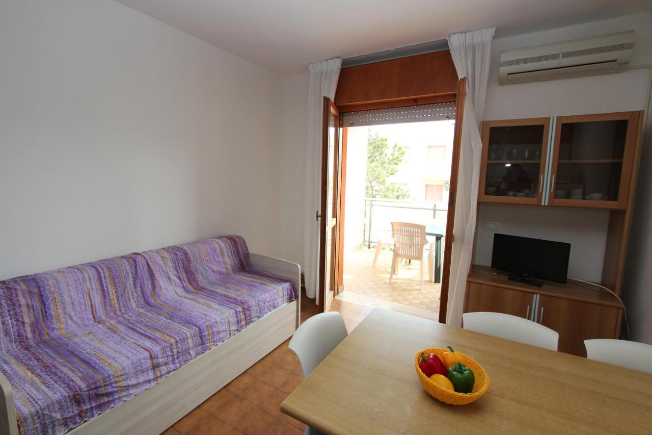 een woonkamer met een bank en een tafel met een fruitschaal bij San Michele in Bibione