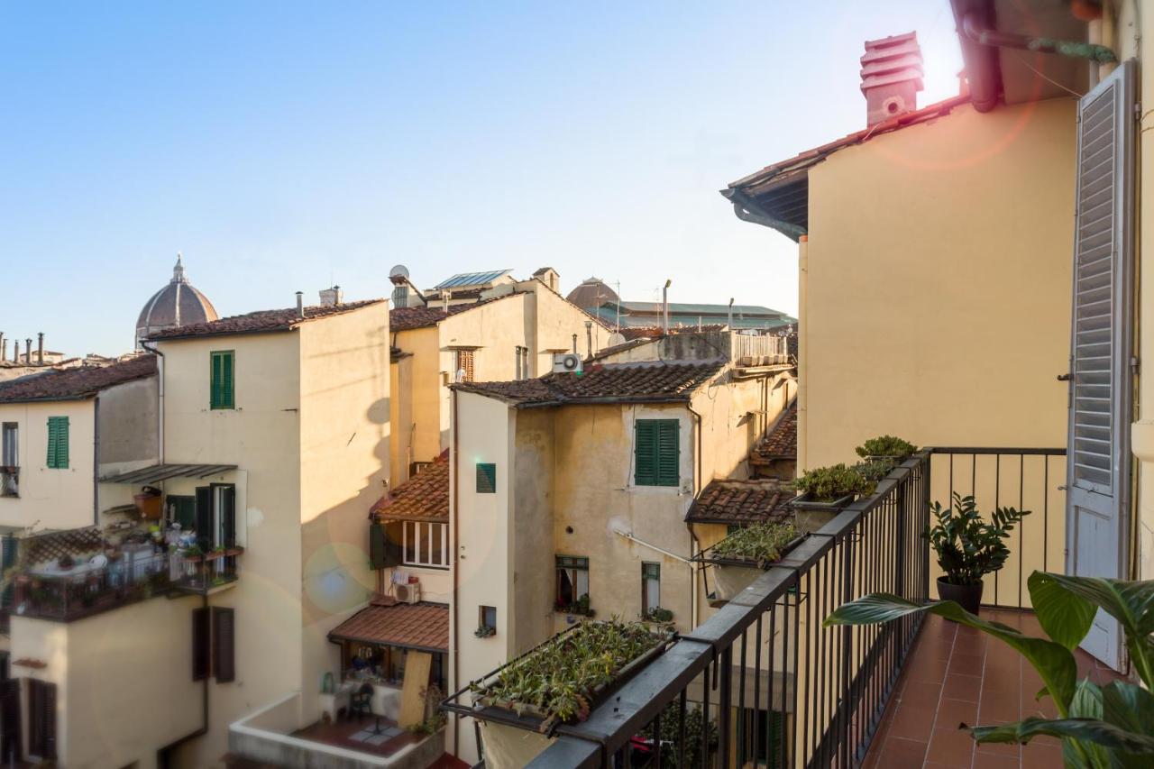 een uitzicht op enkele gebouwen vanaf een balkon bij Hotel Kursaal & Ausonia in Florence
