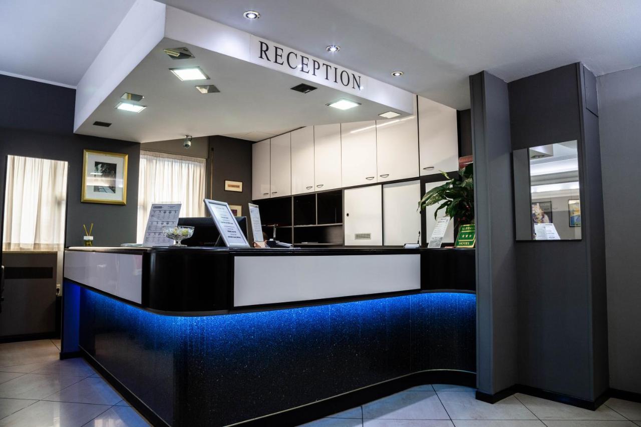 een lobby met een receptiebalie met een blauwe bij Hotel Berlino in Milaan