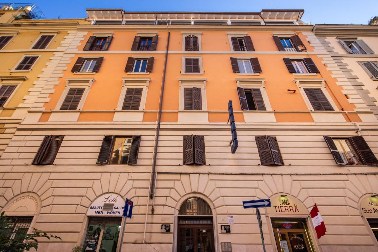 een groot gebouw met een vlag ervoor bij Hotel Domus Mea in Rome