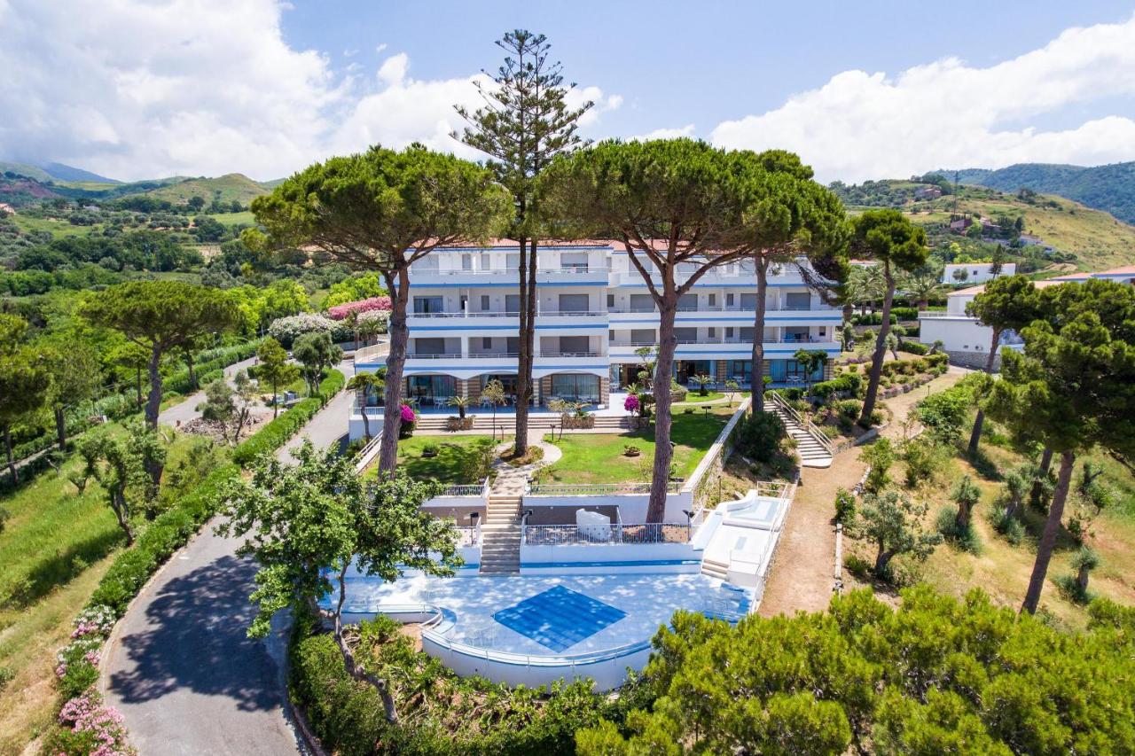 Een luchtfoto van een gebouw met een zwembad en bomen. bij Hotel La Castellana in Belvedere Marittimo