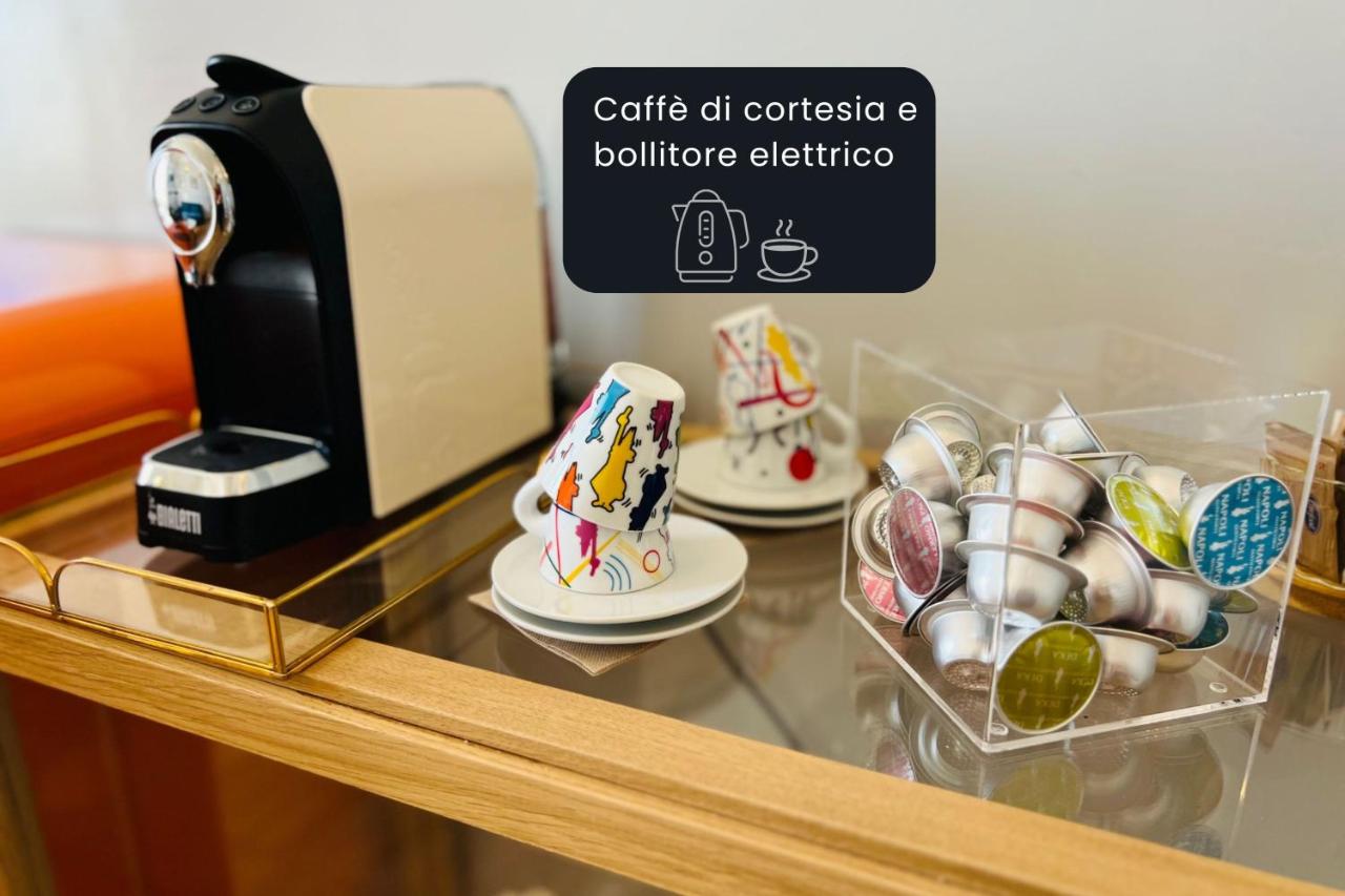 een toonbank met kopjes en een koffiezetapparaat erop bij Floor 6 Boutique Rooms by DOT Suites in Rome