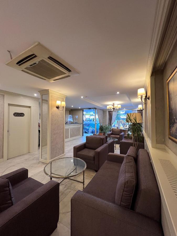 een woonkamer met banken en een glazen tafel bij Gul Hotel in Istanbul