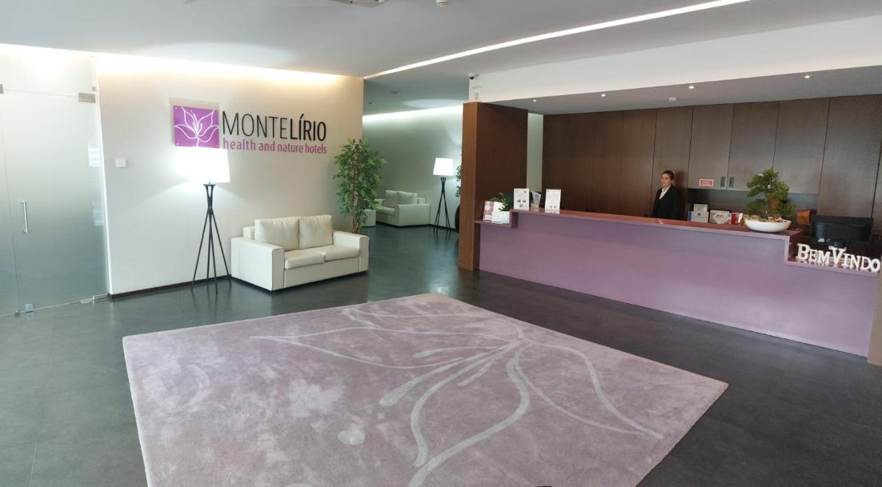 een vrouw die aan de toonbank van een salon staat bij Hotel Monte Lírio in Espinho +77 foto's