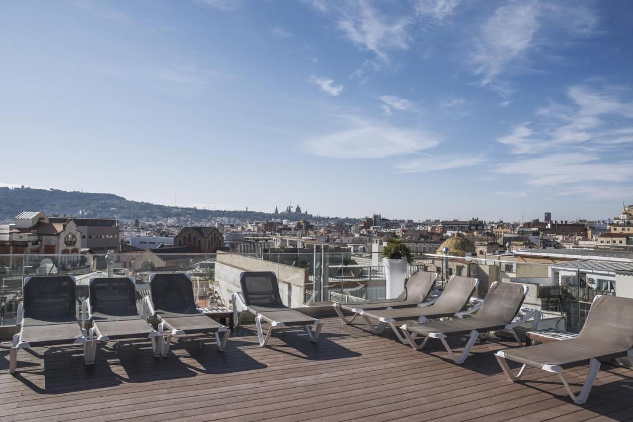 een groep stoelen die bovenop een dak staan bij Hotel Lleó in Barcelona