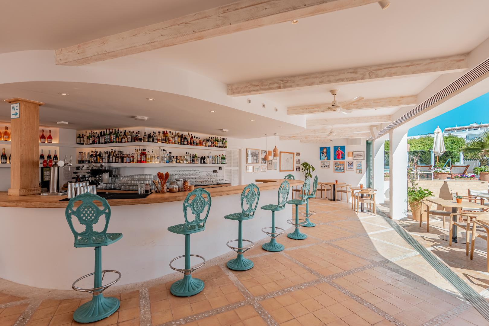 Bar met drankenselectie — The Sea Club