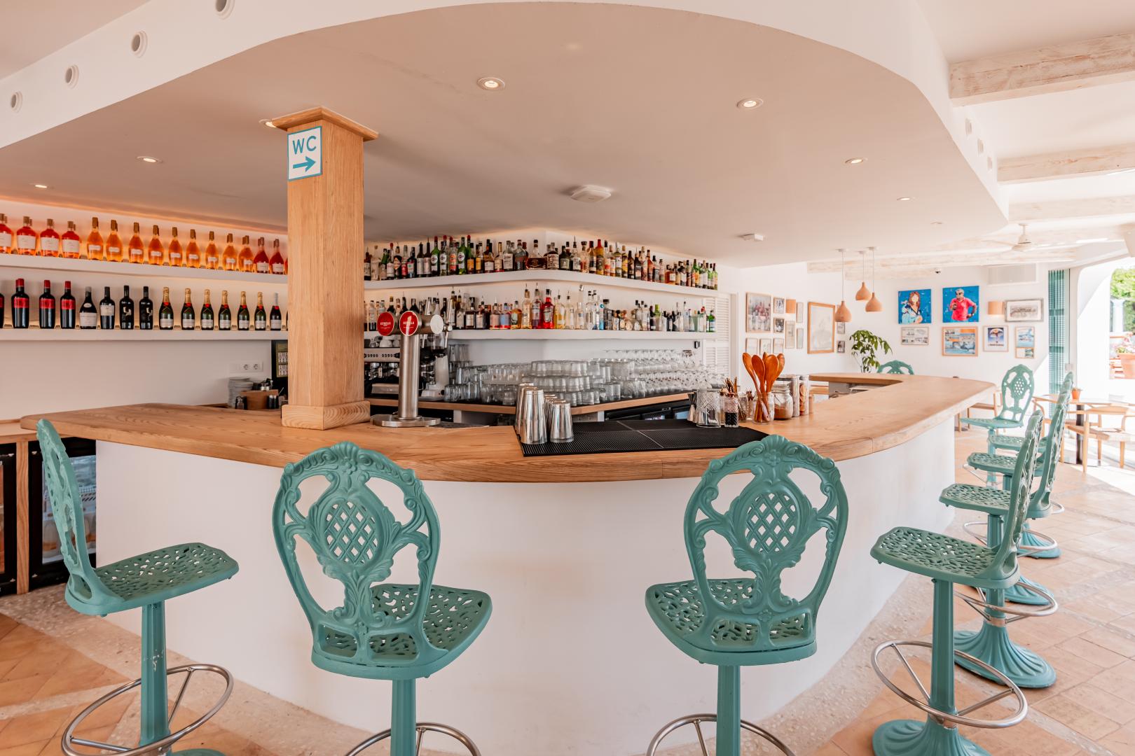 Bar met drankenselectie — The Sea Club