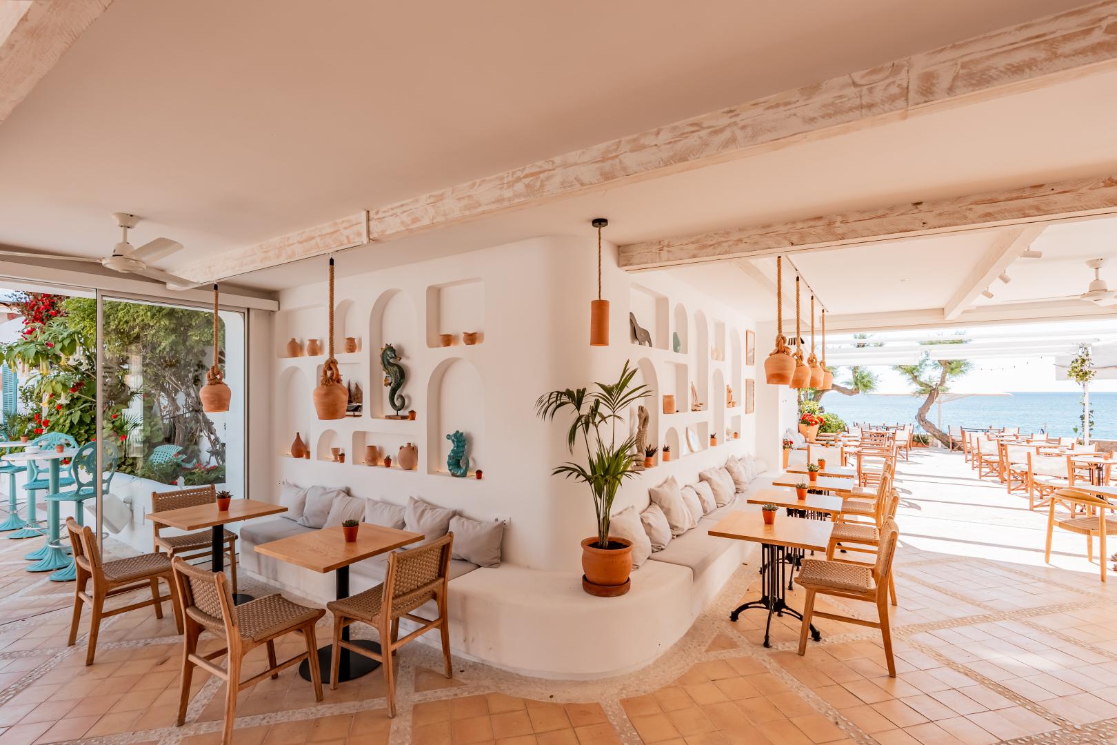 Restaurant met gedekte tafels — The Sea Club