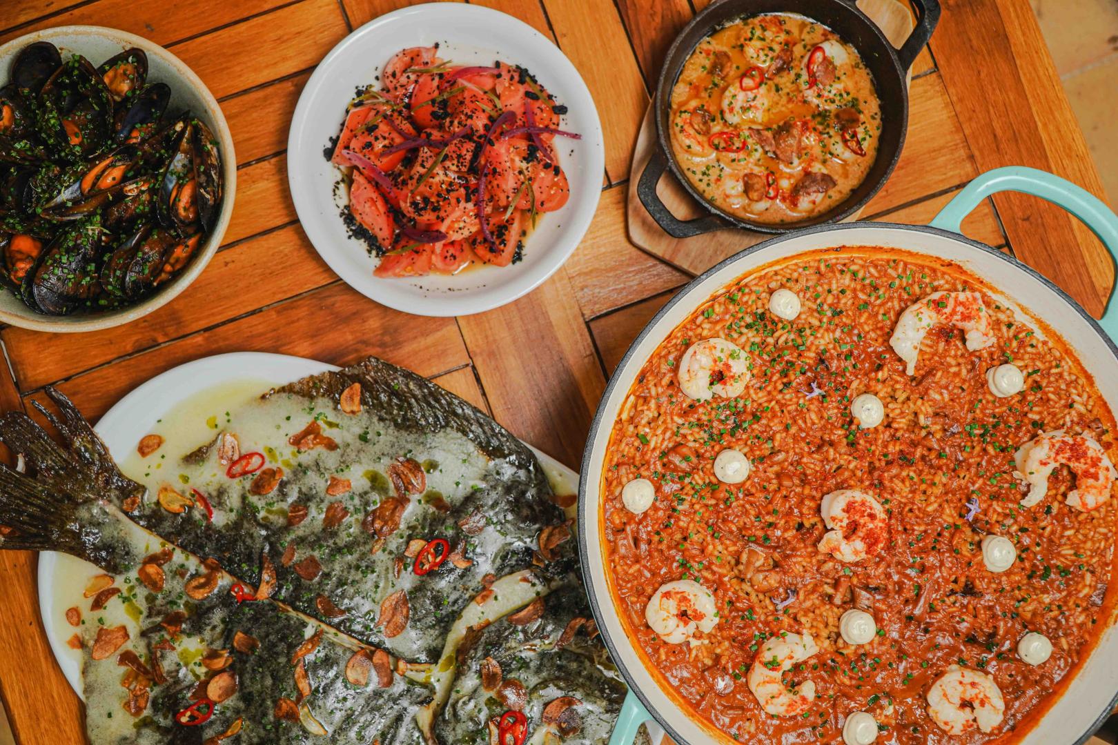 Buffet met diverse gerechten — The Sea Club